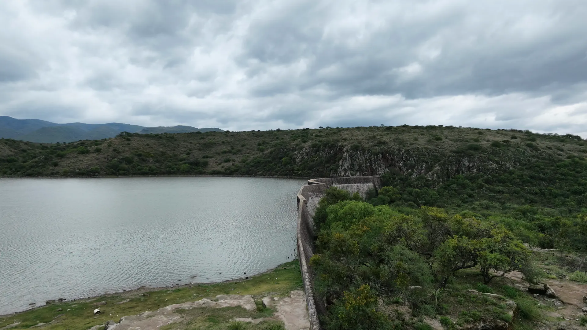 Vista desde el aire de la Presa de la Cantera, su cortina de piedra y la vegetación que la rodea